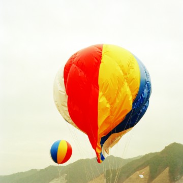 04_a falling ad-balloon